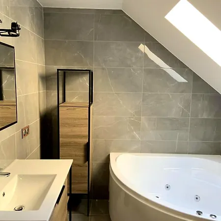 Holiday home Charmante Petite Maison Avec Baignoire Balneo Et Video Projecteur